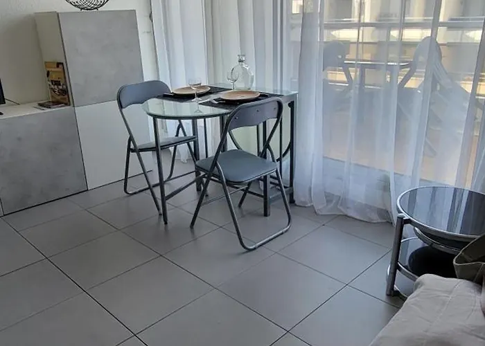 Parking Et Clim 100 M De La *